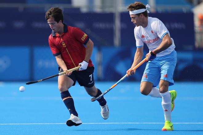 El español Rafael Villalonga (i) lucha por la bola con el neerlandés Derck de Vilder (d) durante el partido de hockey hierba que enfrentó a Países Bajos y a España en los Juegos Olímpicos París 2024 en Colombes, Francia, este viernes. EFE/ Miguel Gutiérrez