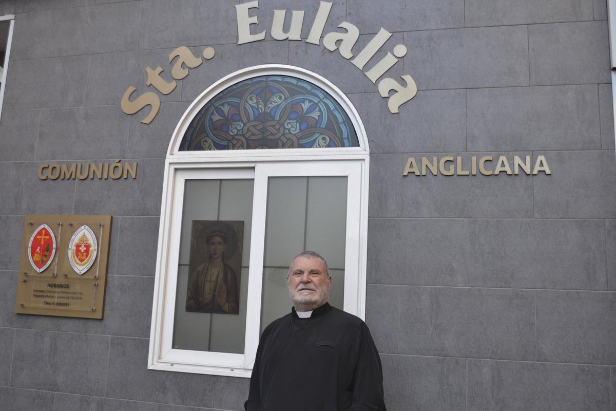 José Quesada en las puertas de la parroquia.