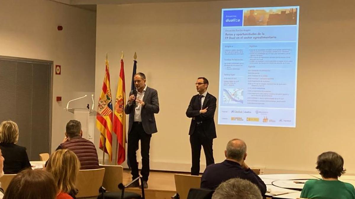 El director general de Innovación y FP del Gobierno de Aragón, Toni Martínez, ha inaugurado la jornada junto al responsable de Agrobank en la Dirección Territorial Ebro de Caixabank, David Navarro