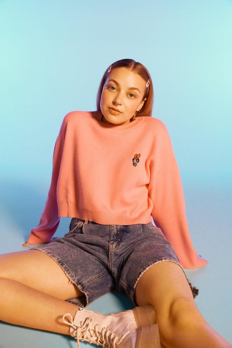 Sudadera y shorts de la colección de Supernenas para Bershka