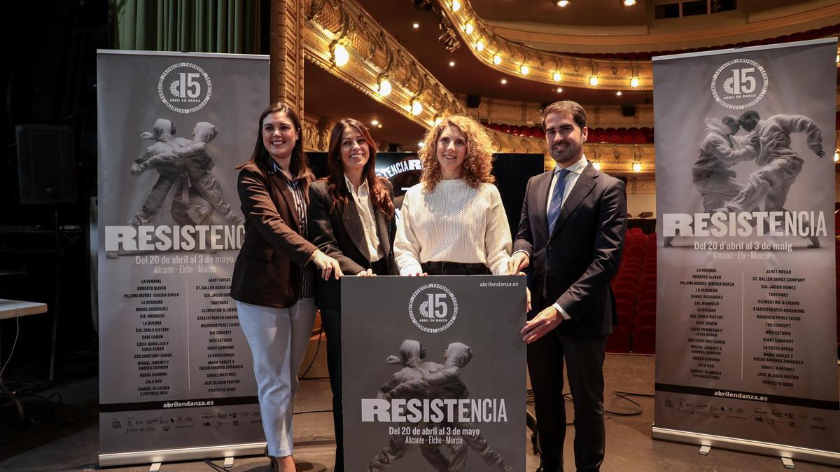 Los concejales de Cultura de Alicante, Elche y Murcia posaron junto a Asun Noales, organizadora del certamen Abril en Danza