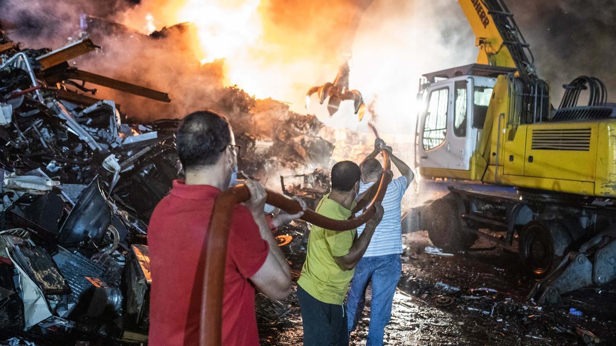 Declarado un fuego en el desguace de Ca Na Negreta