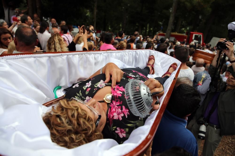 Una decena de personas desfilaron dentro de un ataúd en As Neves para dar gracias por "volver de entre los muertos".