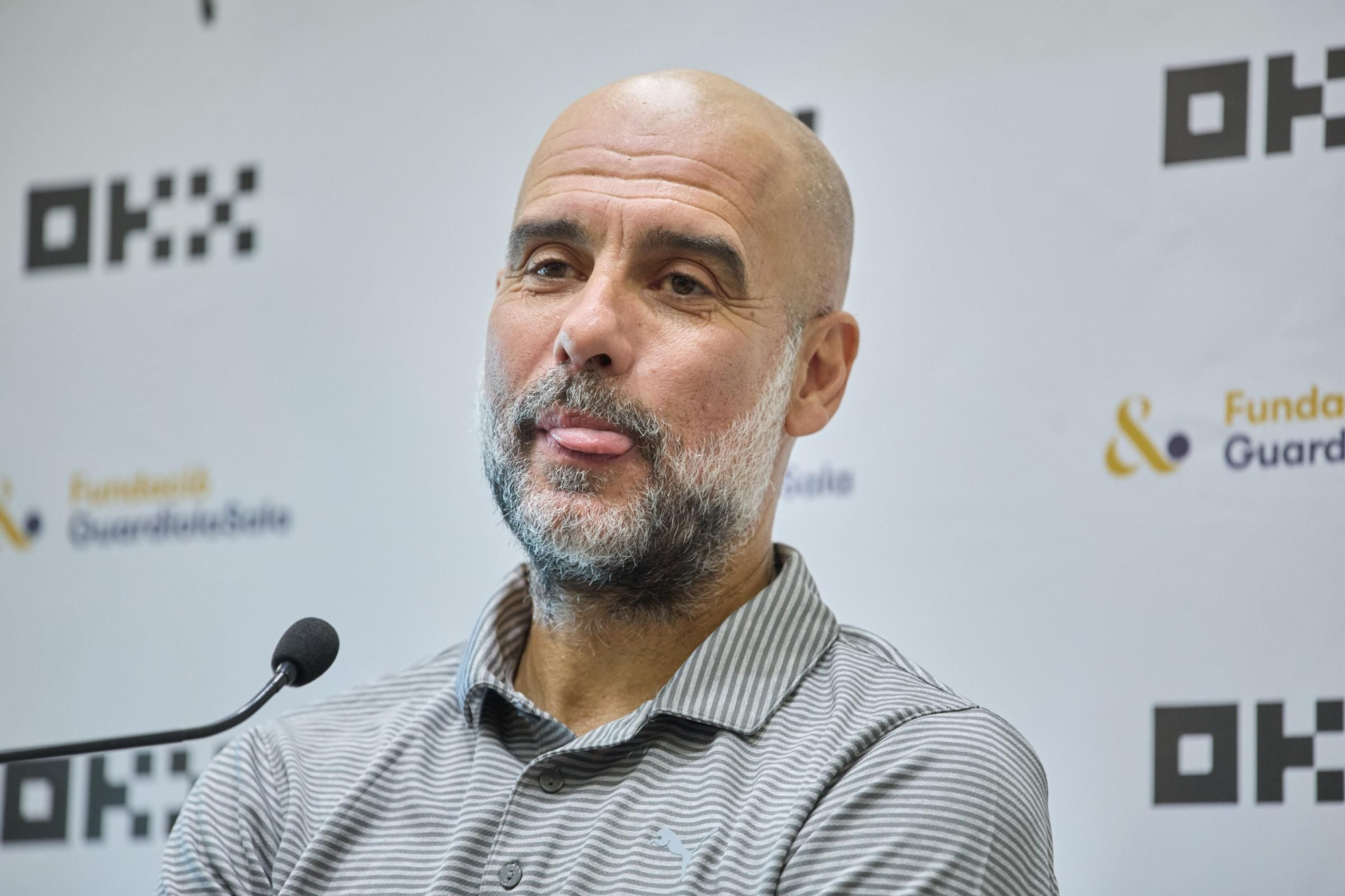 Les fotos de Pep Guardiola durant la roda de premsa del Legends Trophy