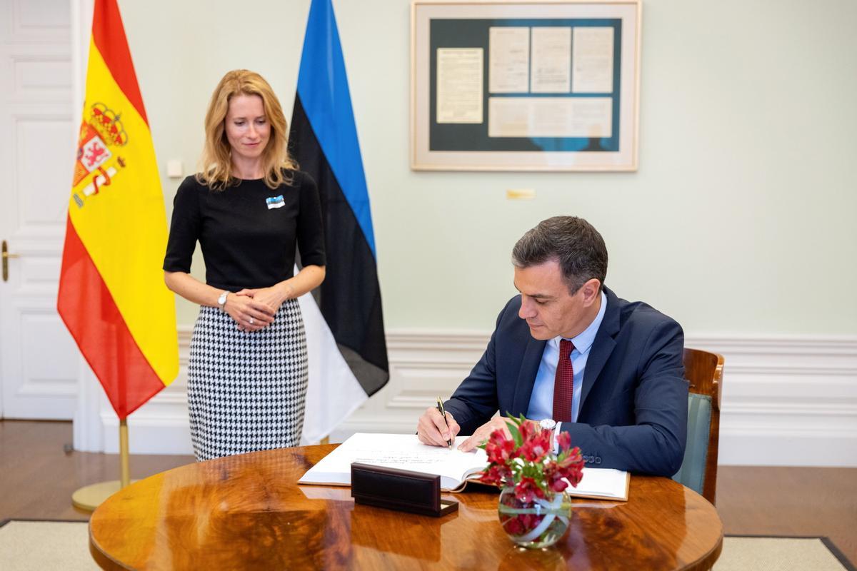 El presidente del Gobierno, Pedro Sánchez, y la primera ministra de Estonia, Kaja Kallas, el pasado 6 de julio en Stenbock House, la sede del Ejecutivo del país, en Tallin, la capital.