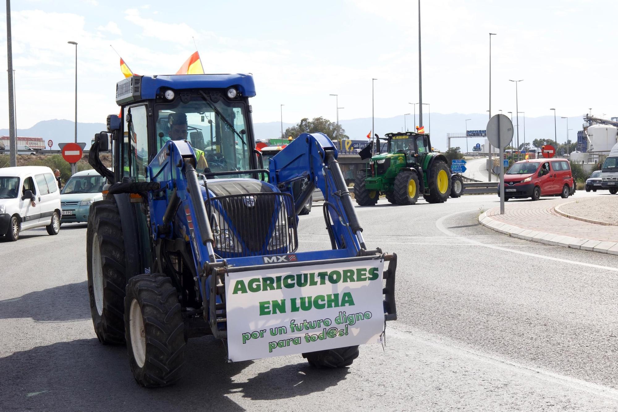 Las imágenes de la protesta de agricultores que ha colapsado el tráfico en Murcia