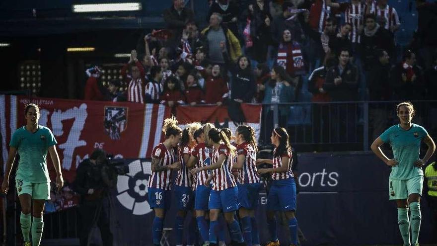 Las jugadoras del Atlético festejan uno de sus goles de ayer en el Calerón ante el Barça. // Emilio Naranjo