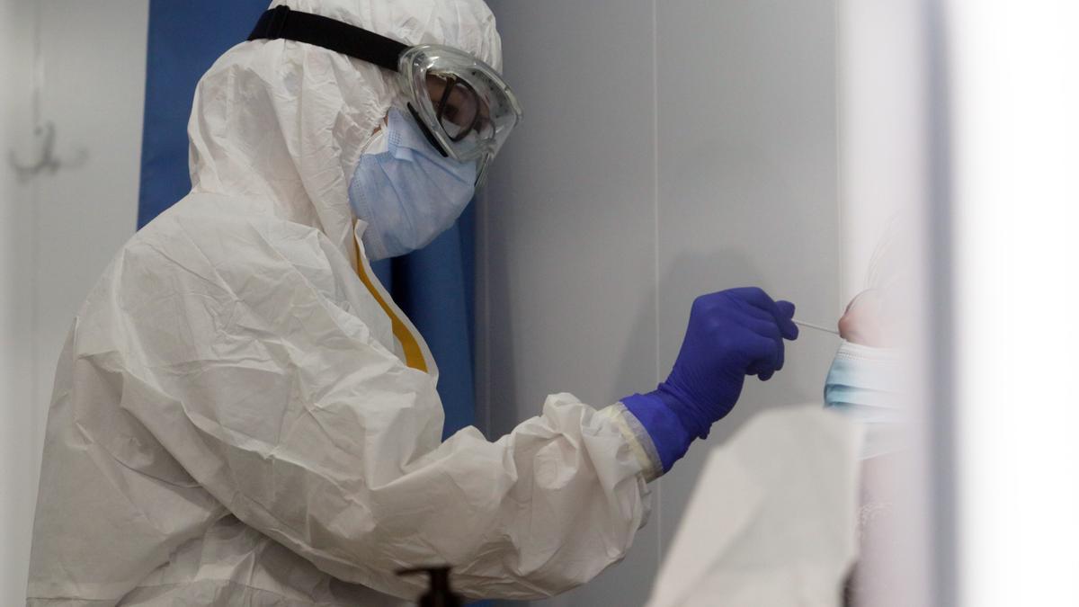 Sanitarios de la Junta de Andalucía, haciendo  los test rápidos de antígenos PCR, en un cribado masivo.