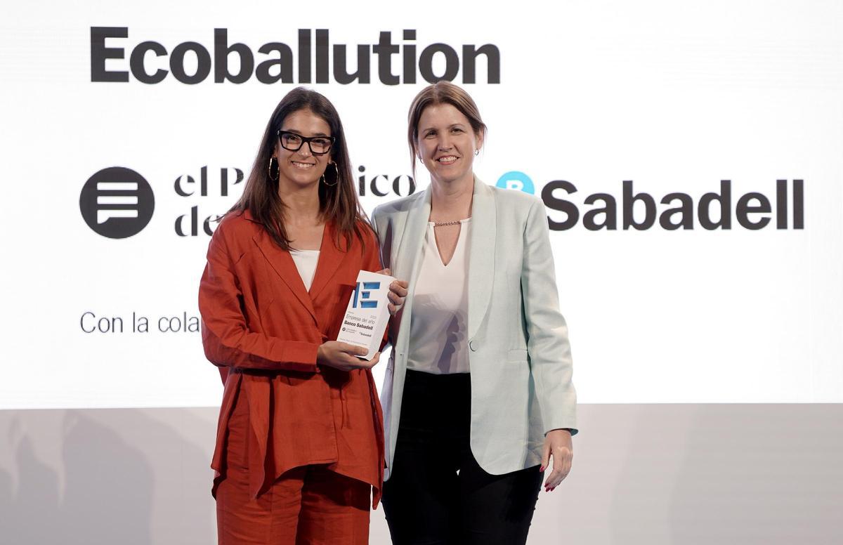 Mar Perrote, directora de Seguridad, Medioambiente y Calidad de Cepsa, entrega el Premio ‘Startup Economía Circular’ a María Martínez, directora de Comunicación de Ecoballution.