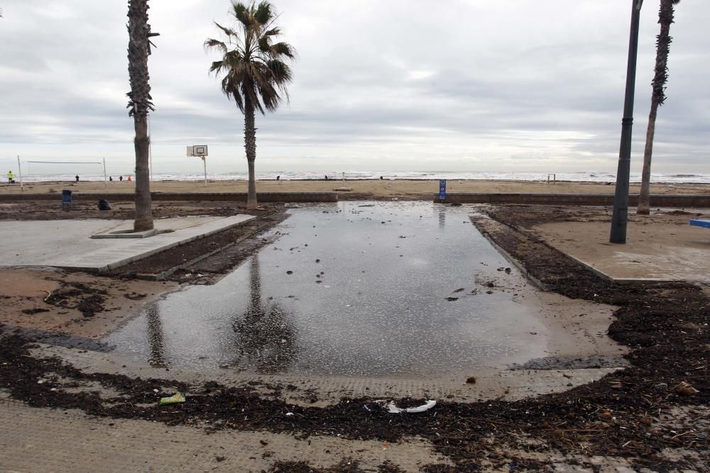 Destrozos en la playa de la Patacona