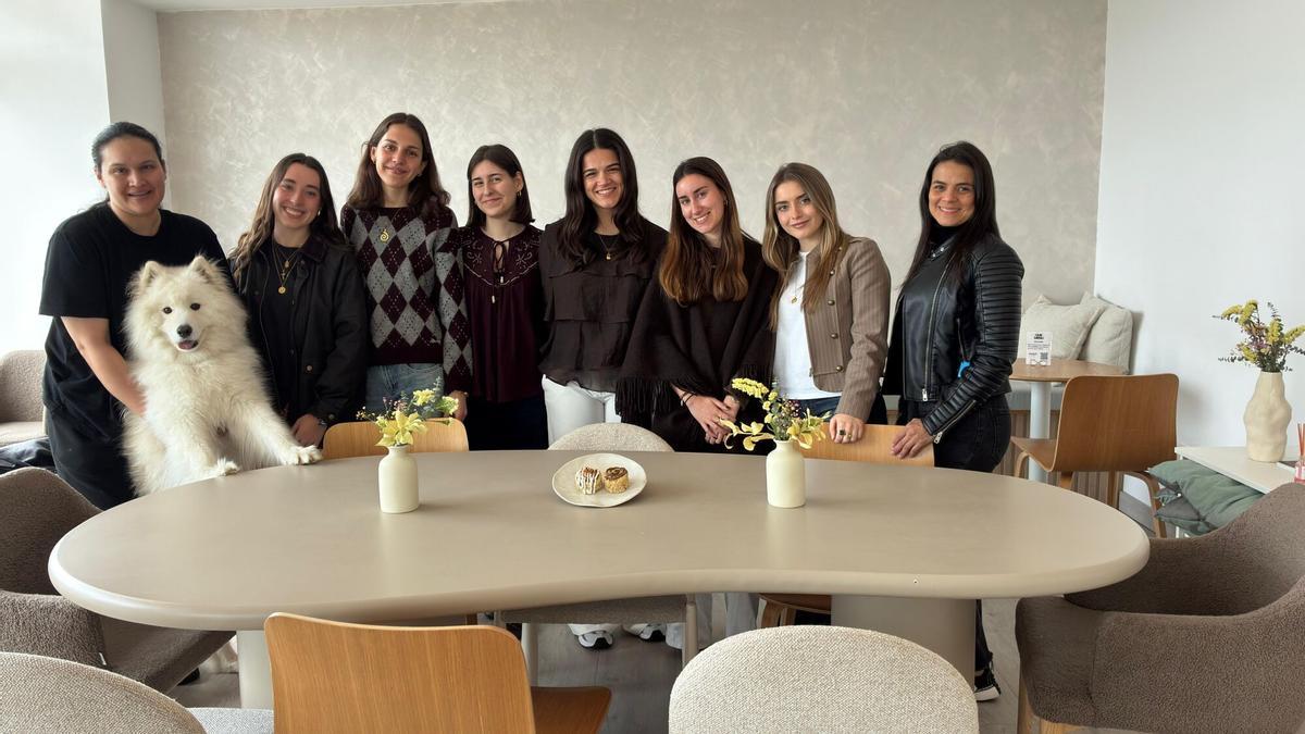 Angie España y Diana Rodríguez (esquinas), en Sammy Pet con su perro Haru y las estudiantes Rebeca Moreno, Lydia Sandá, Sofía Regueira, Ana López, Elena López y Marilena López.