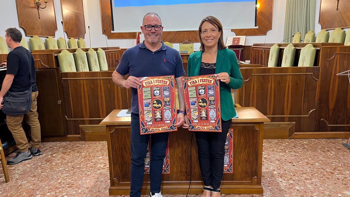 El regidor de Festes i l'alcaldessa d'Oliva, en la presentació de la Fira