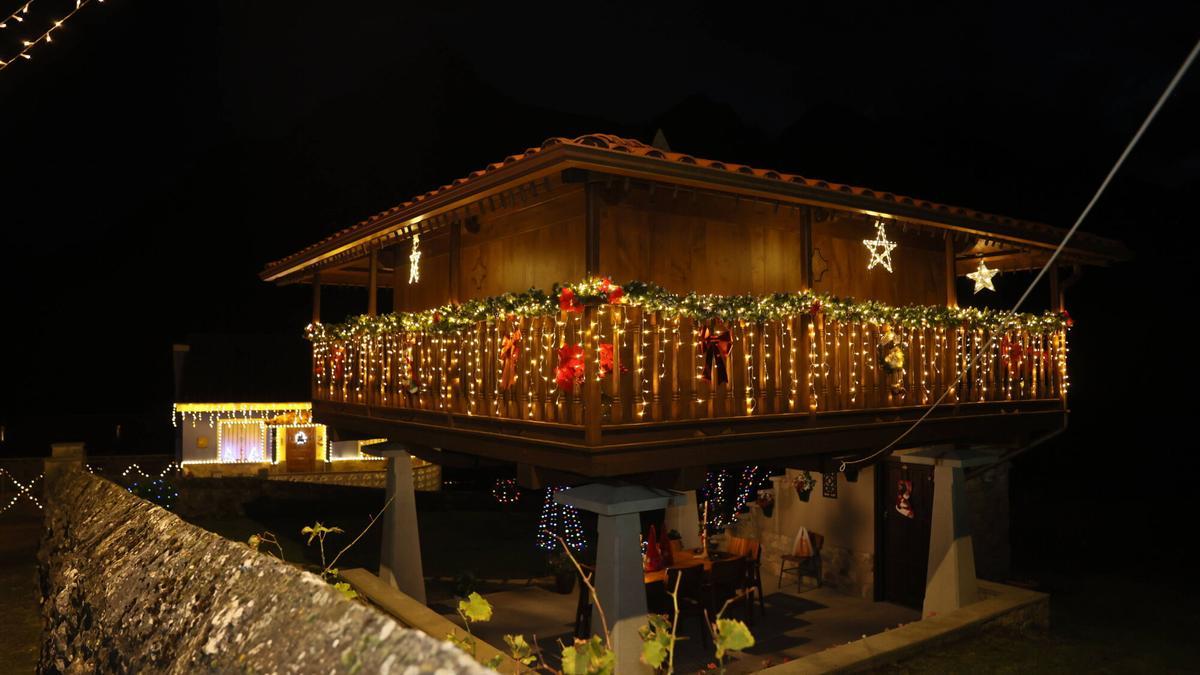Así brilla Aciera, el pueblo asturiano más navideño del mundo