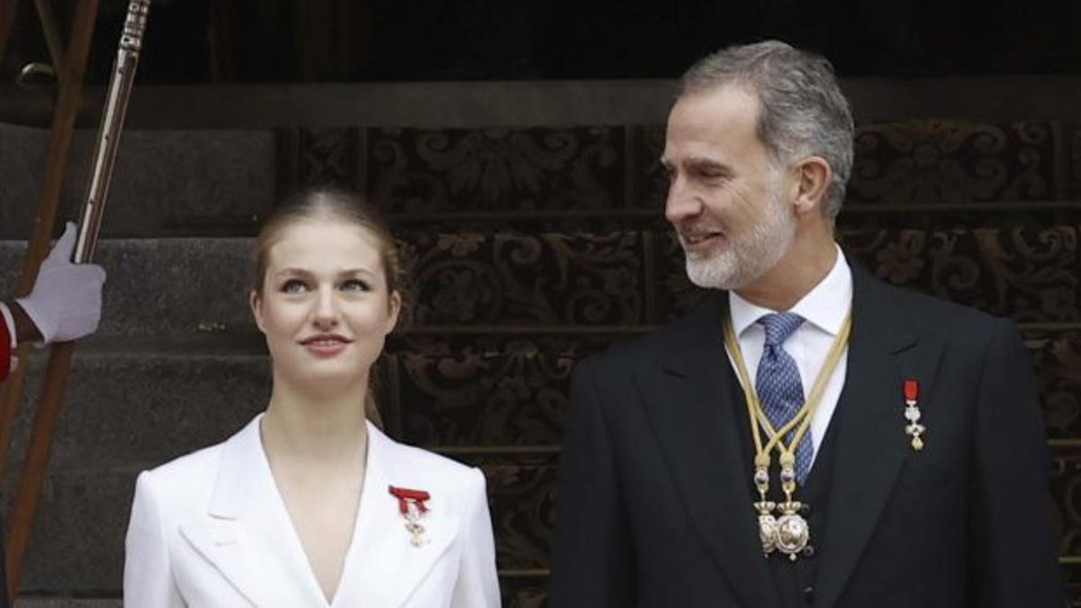 La infanta Leonor junto a su padre, el Rey.