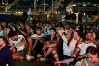 Alicante se vuelca con España: así se vive el partido en la pantalla gigante de la Zona Volvo