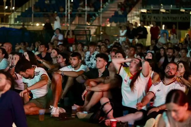 Alicante se vuelca con España: así se vive el partido en la pantalla gigante de la Zona Volvo