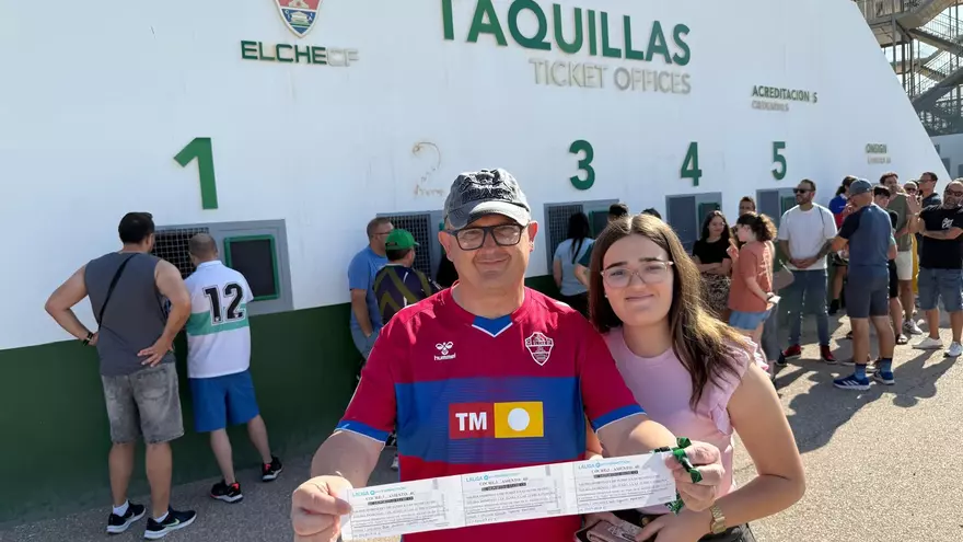 Los aficionados del Elche CF recogen las entradas para el partido contra el Deportivo