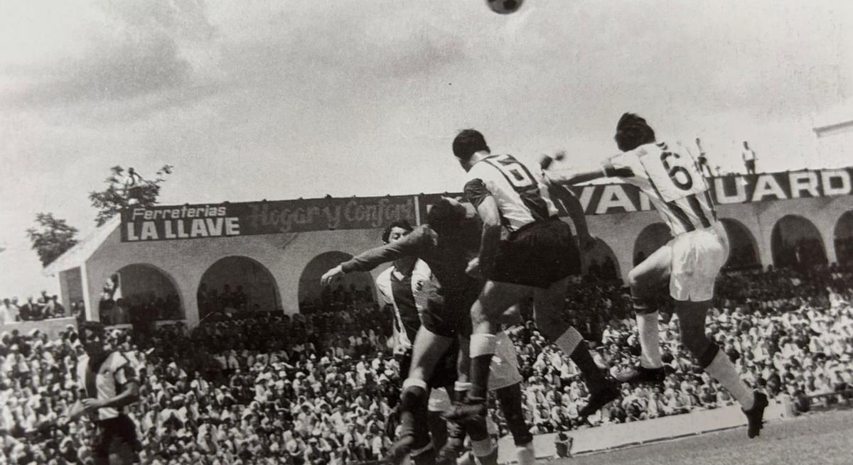 Ángel Torres (6), capitán del Córdoba CF, entra a cabecear un balón al área del Hércules, en El Arcángel, el 31 de mayo de 1971.