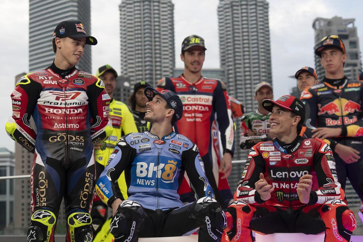 Diogo Moreira conversa con Àlex y Marc Márquez, sus amigos y compañeros de entrenamiento, delante de Joan Mir y Pedro Acosta.