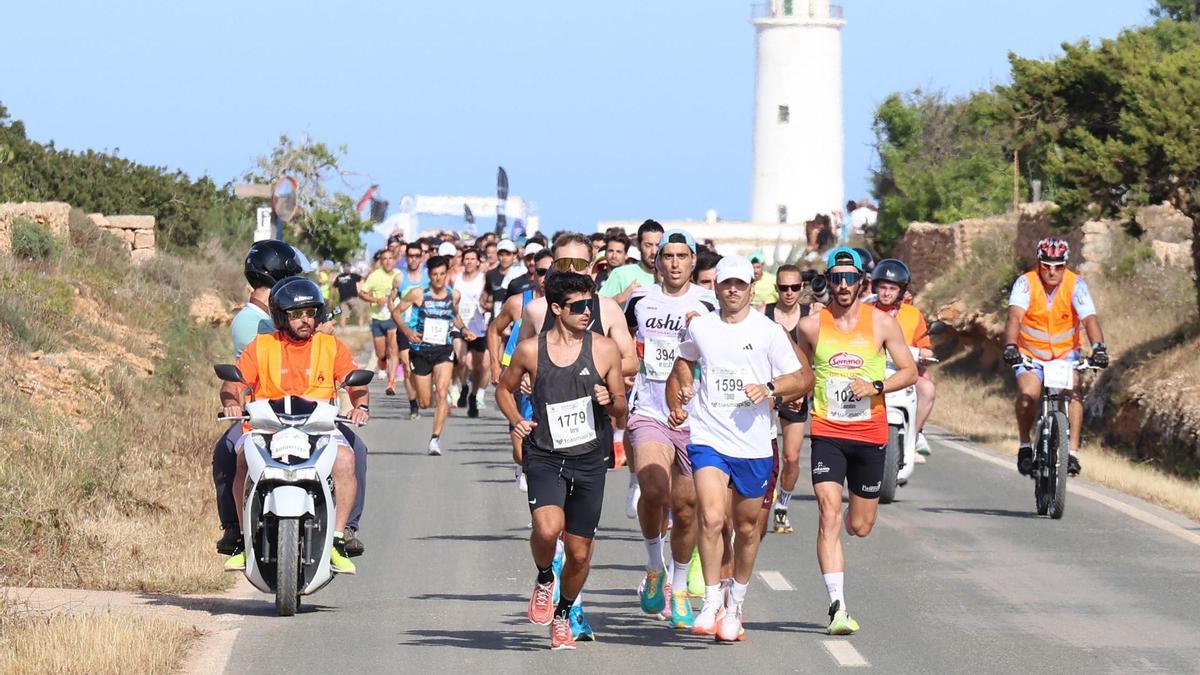 Un grupo de corredores trota durante la Media Maratón de Formentera.