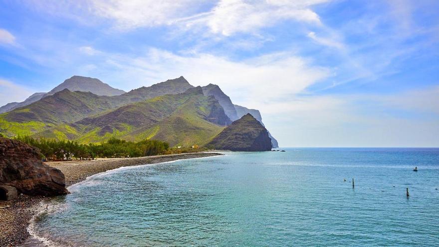 Lo siento Caminito del Rey, la ruta de senderismo más bonita de España recorre paisajes de otro planeta: termina en la playa más paradisíaca de Canarias