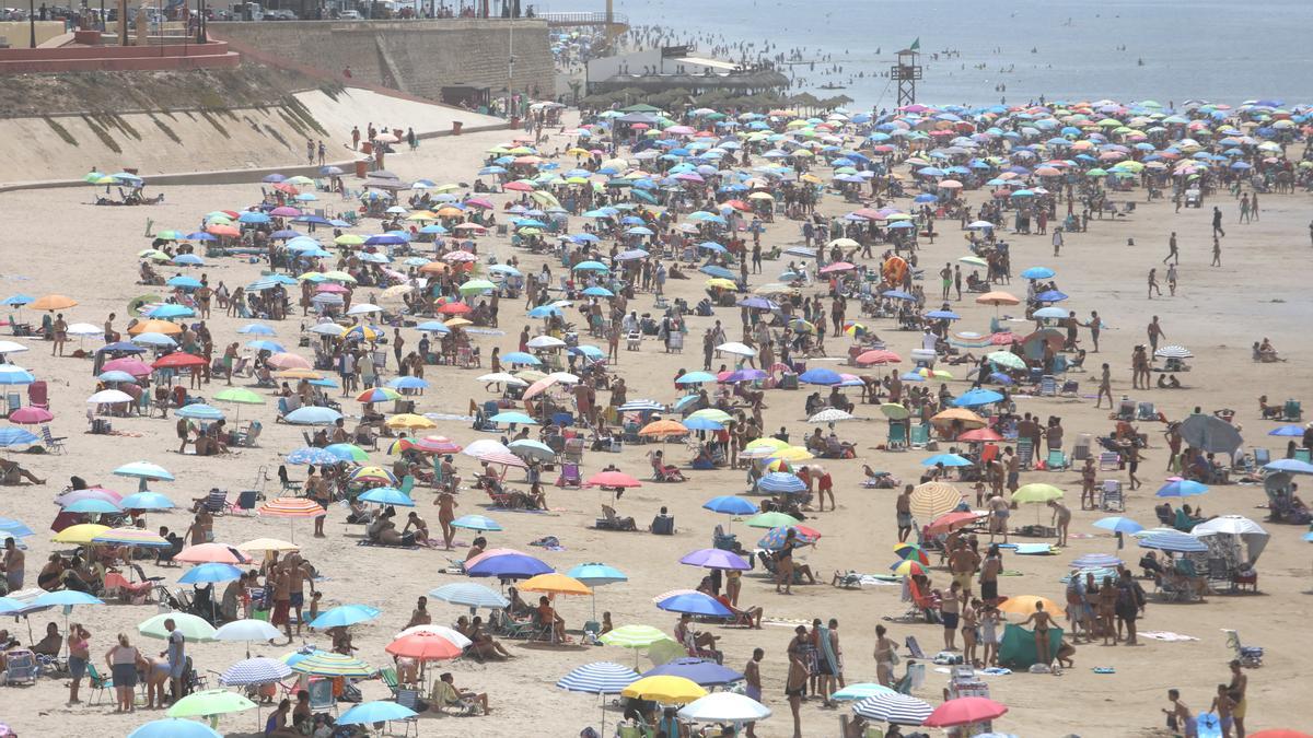 Archivo - La playa de la Victoria  abarrotada de bañistas  en el puente del 15 de  agosto a 15 agosto del 2021 en Cádiz.