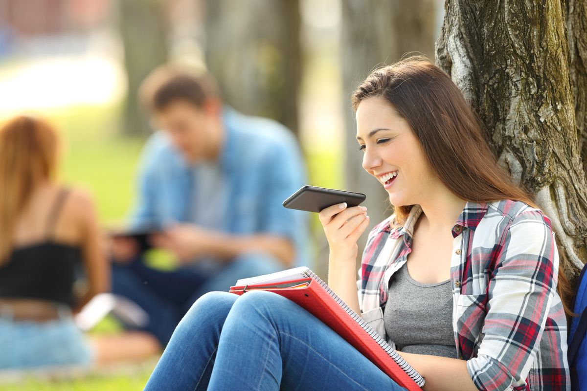 Una usuaria enviando un audio a través de su teléfono móvil.