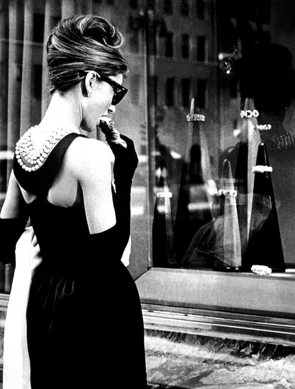 El famoso vestido negro de Givenchy de Audrey Hepburn en la escena inicial de ’Desayuno con diamantes’ (1961).