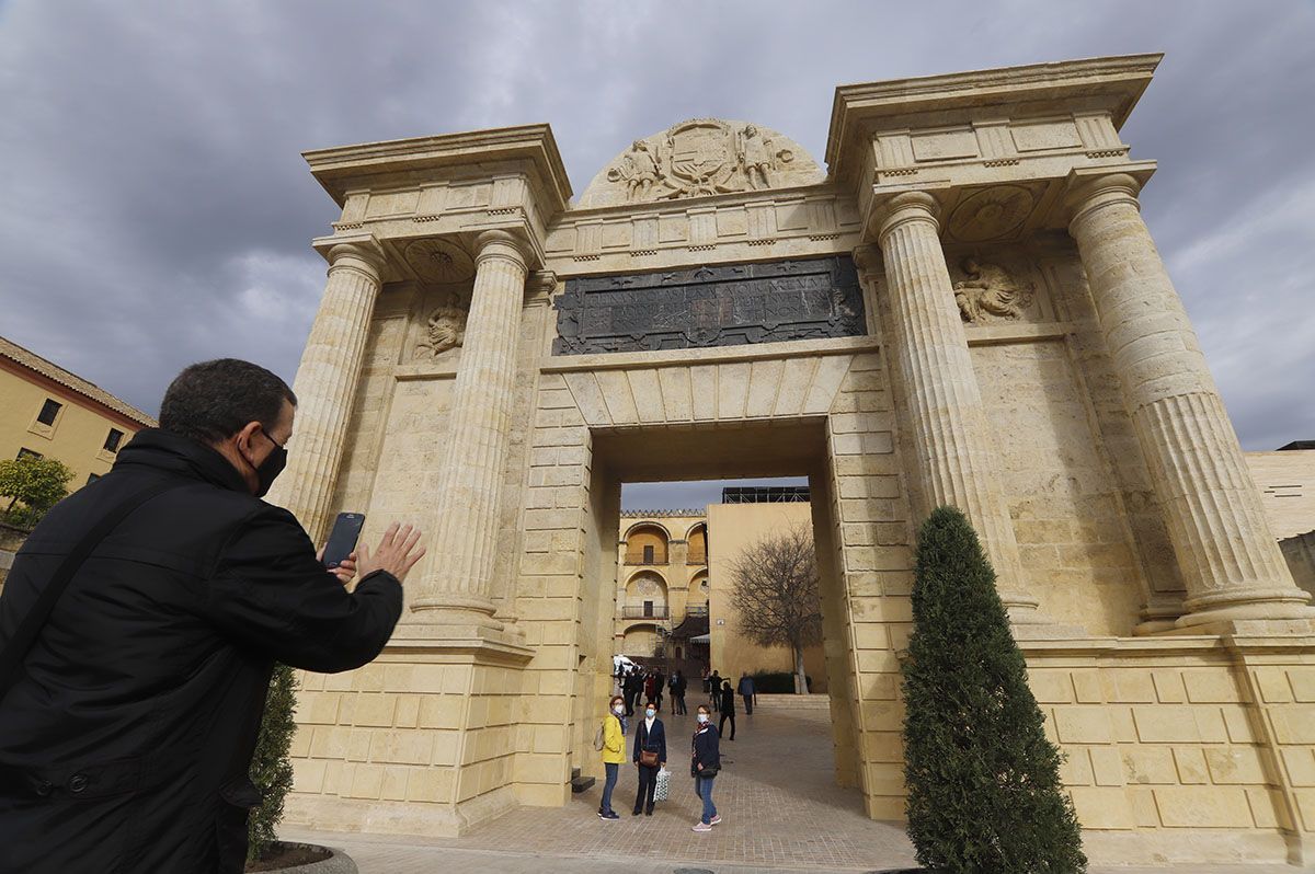 En imágenes el fin de la restauración de la Puerta del Puente