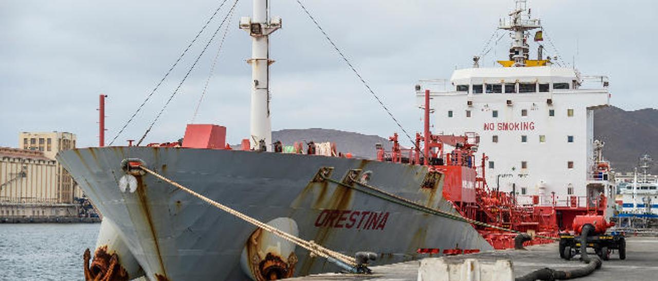 El quimiquero ´Orestina´, amarrado en el muelle León y Castillo, del puerto de La Luz.