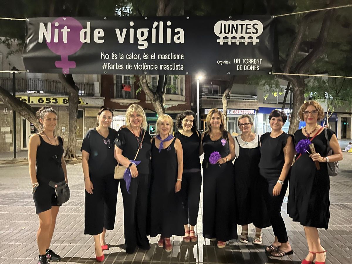 Organizadoras del evento. Isabel Olmos , subdirectora de Levante, leyó el manifiesto.