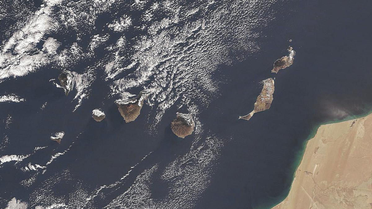 Imagen ofrecida por el satélite Terra del archipiélago justo al inicio de la intrusión de calima en el Atlántico. | | NASA