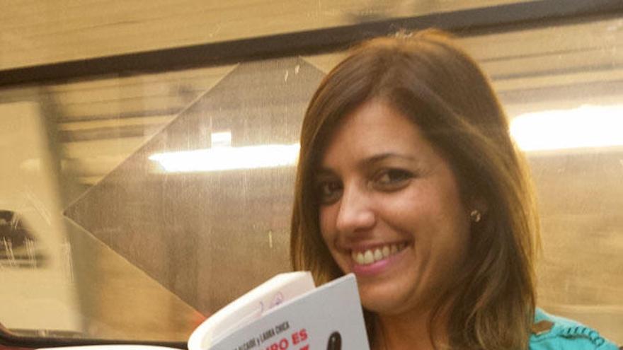 La psicóloga malagueña, hojeando su libro en un vagón del metro de Madrid.