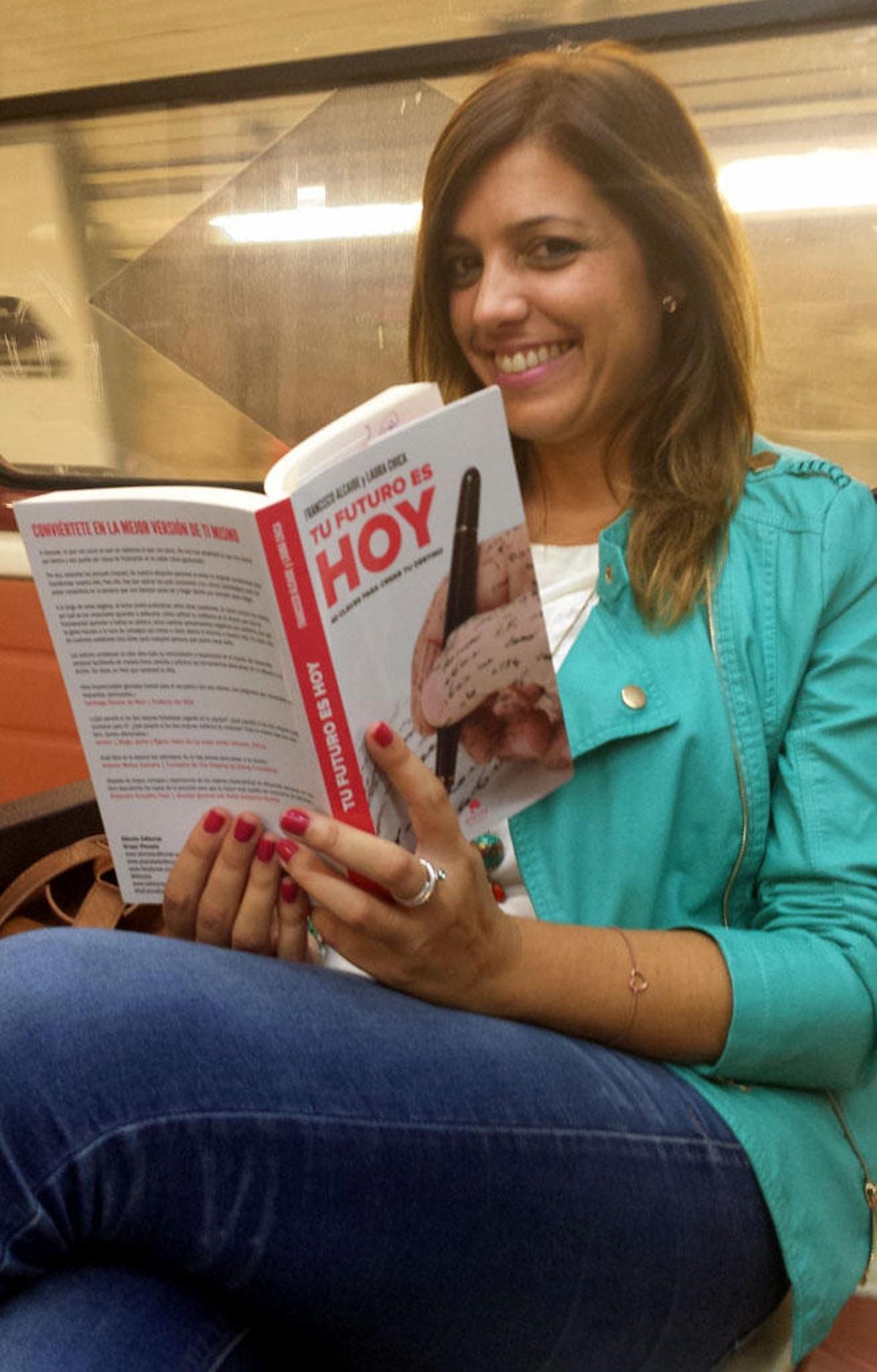La psicóloga malagueña, hojeando su libro en un vagón del metro de Madrid.