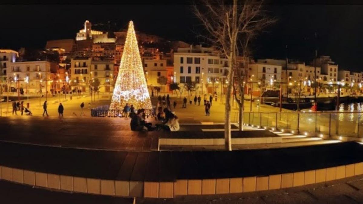 Imagen de la iluminación navideña del puerto de Ibiza