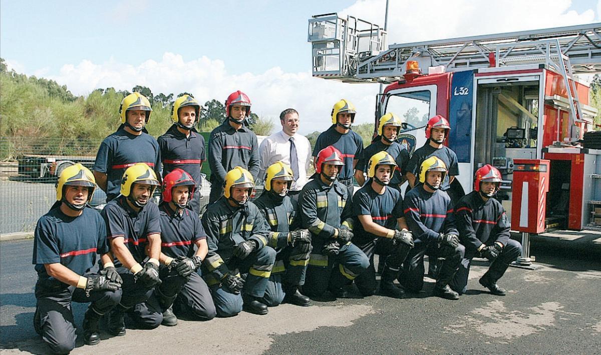 La primera plantilla de los Bombeiros do Morrazo, en agosto de 2006. Víctor Docampo es el tercero por la derecha, agachado.