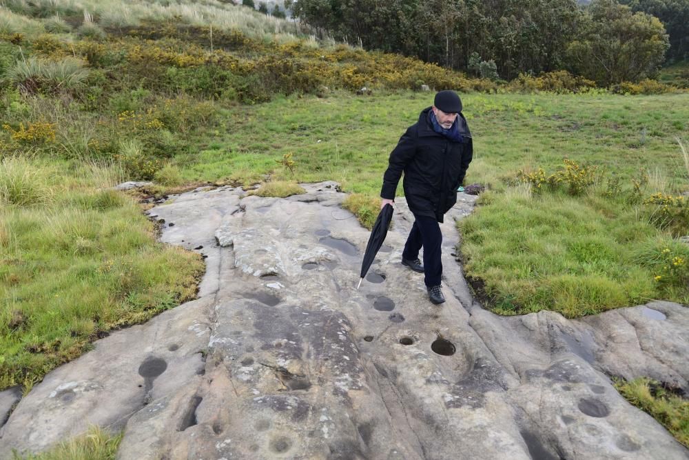 Un vecino reconoció la piedra en un paseo y alerta de que está en el trazado del nuevo poliducto. Tres restos arqueológicos similares son Bien de Interés Cultural