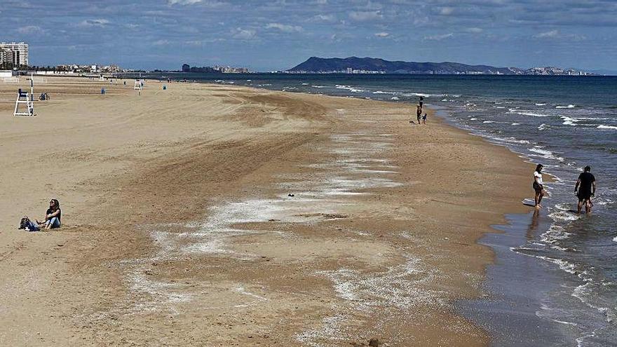 La playa Nord de Gandia, a mediodía de ayer, prácticamente vacía, algo inusual a mediados del mes de mayo.