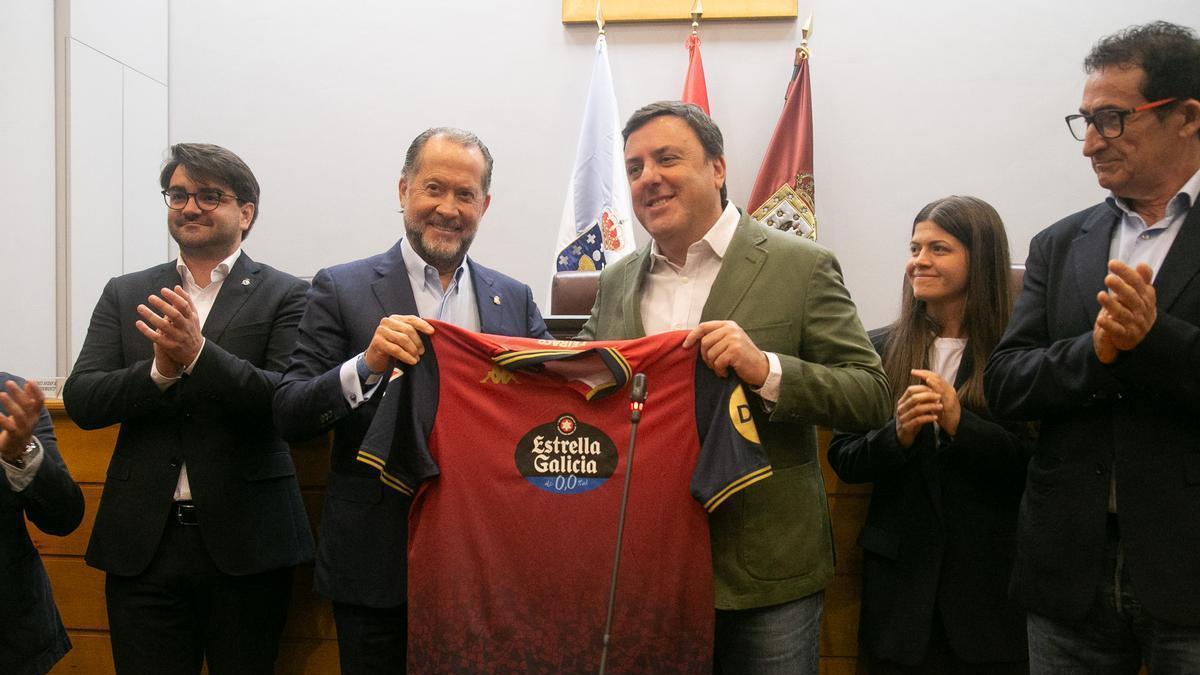 Juan Carlos Escotet y Valentín González Formoso sostienen la camiseta del Deportivo en la visita del club a la Diputación de A Coruña.