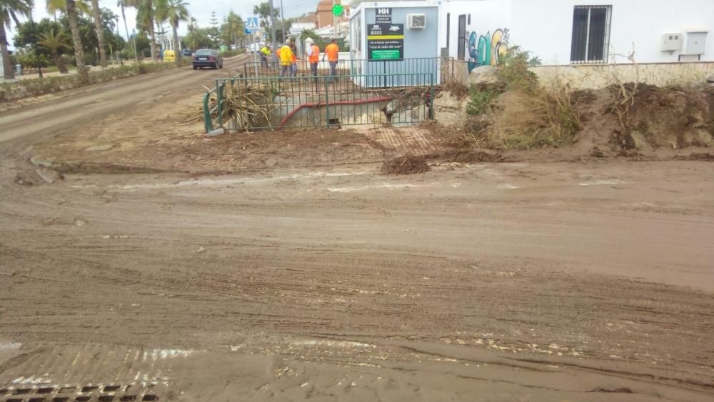 Una tromba de agua esta madrugada ha provocado desperfectos en algunas zonas costeras de la comarca de la Axarquía, con arroyos desbordados y caminos cortados