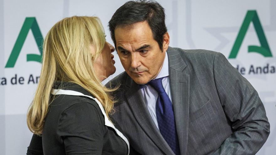 El consejero José Antonio Nieto con Carolina España tras el Consejo de Gobierno.