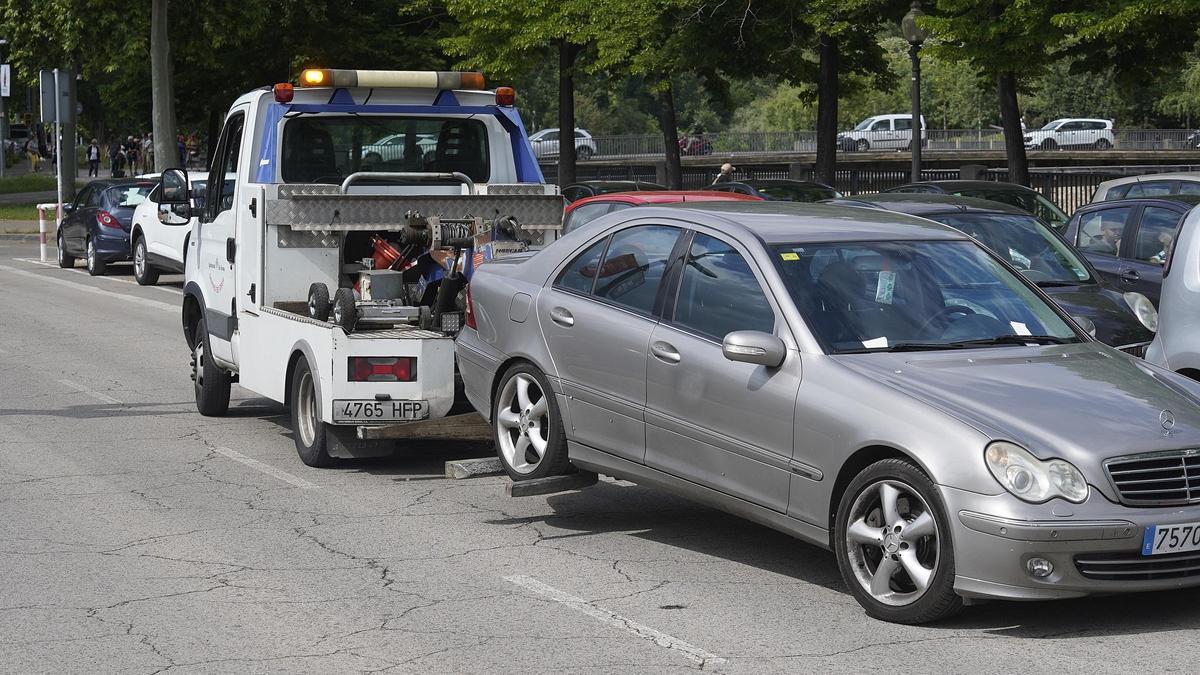 La grua municipal s'emporta un cotxe mal estacionat a la zona de la Copa de Girona.