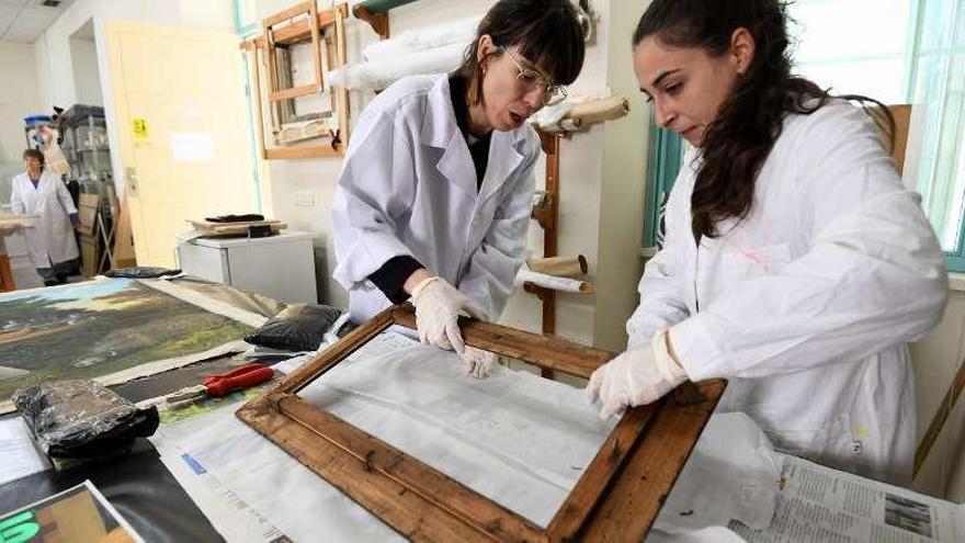 Dos alumnas durante una práctica en uno de los talleres de la Escola de Restauración. // Gustavo Santos