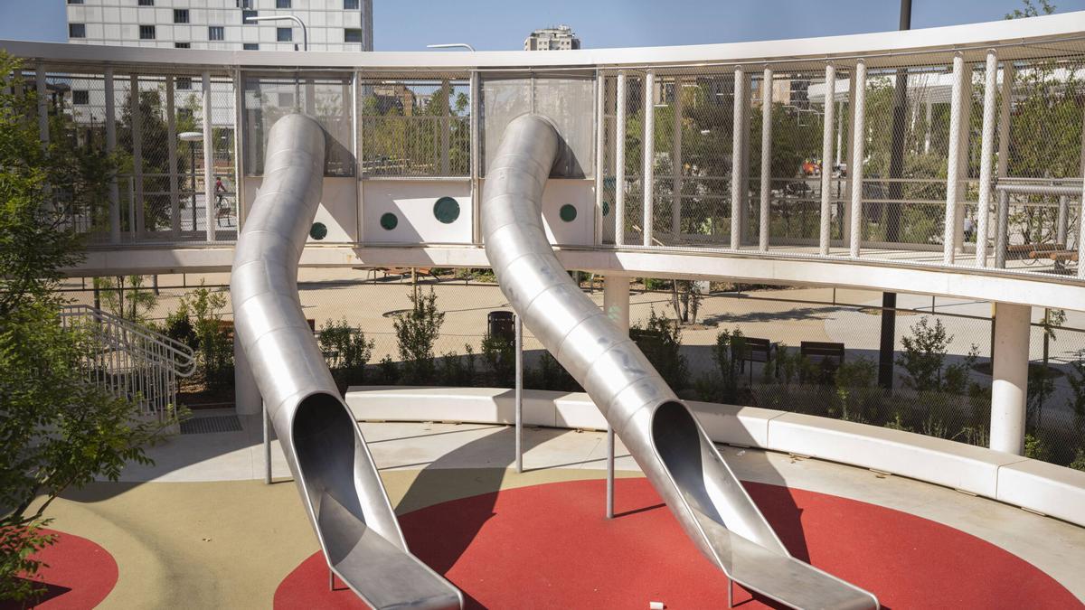 La zona de juego infantil, con los pisos de promoción pública de Glòries, al fondo.
