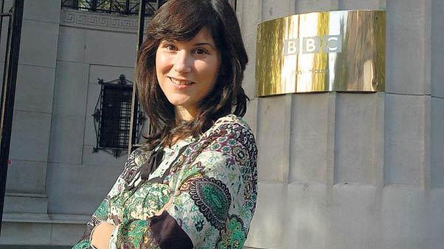 La periodista viguesa frente a la sede mundial de la British Broadcast Corporation, en el centro de la capital británica.
