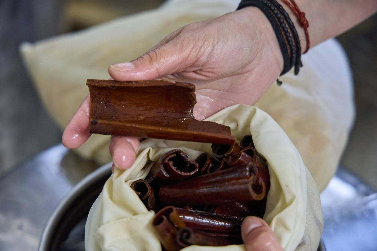 La canyella que utilitzen com a ingredient principal dels licors, més aromàtica que la que s'empra per a fer ratafia.