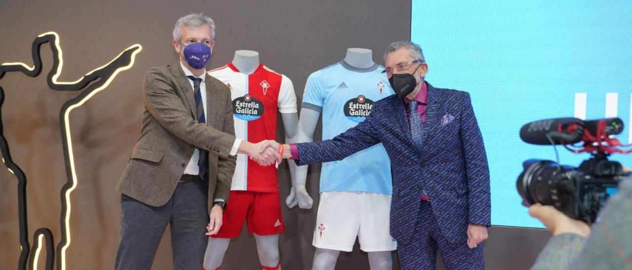 El vicepresidente de la Xunta, Alfonso Rueda, y el presidente del Celta de Vigo, Carlos Mouriño, se estrechan la mano, ayer en Fitur. |  // FDV