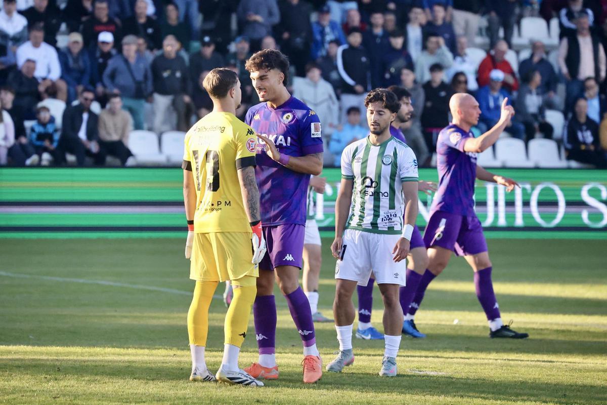 Bolo conversa con Alessandro Blazic en el tramo final del partido del Hércules en Torremolinos.