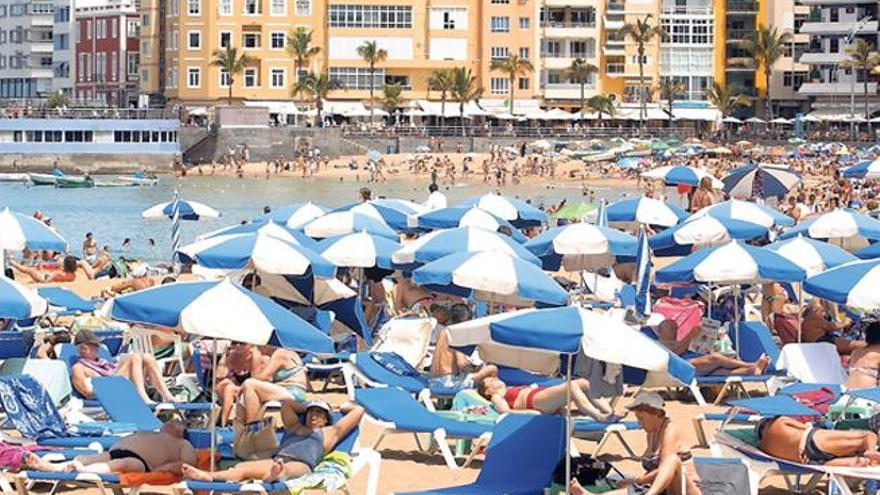 Ciudadanos disfrutando de un día de sol y playa en Las Canteras, ayer.