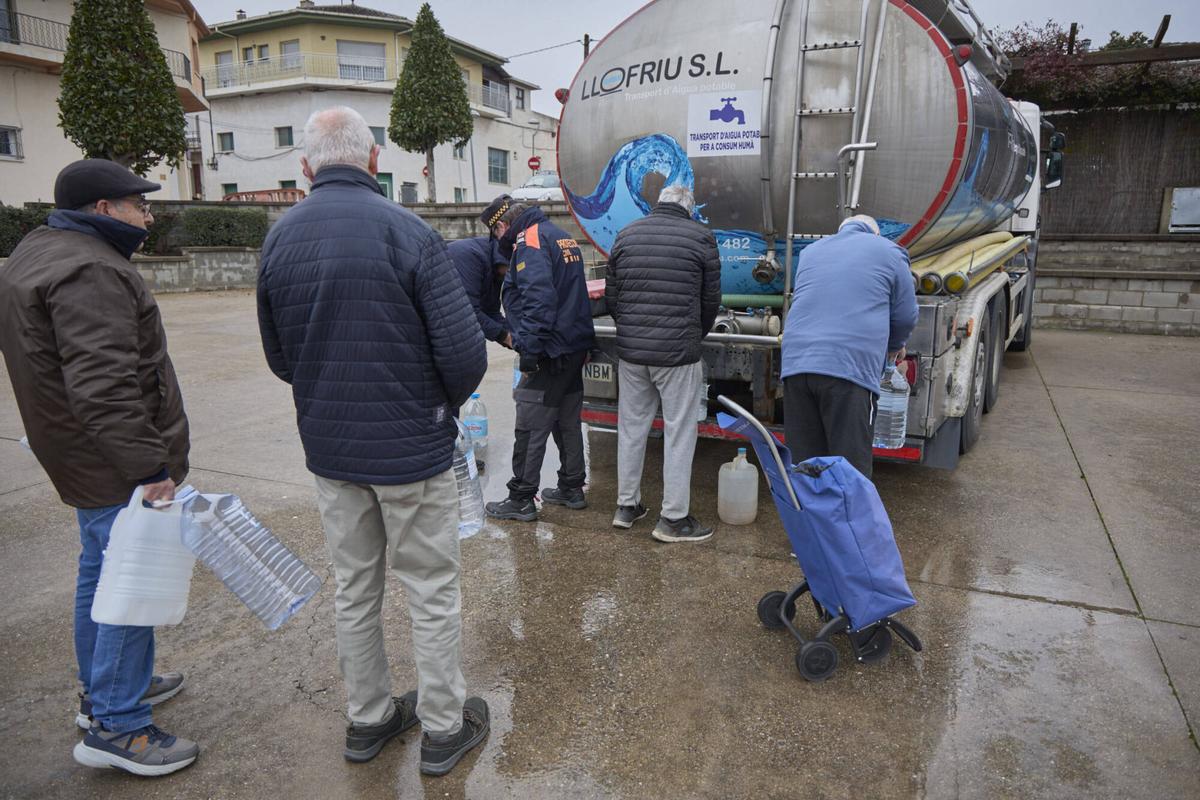 20260122 Veins de Sils agafen aigua potable d´un camió cisterna a causa que per culpa del temporal Harry, no tenen aigua potable a les llars.